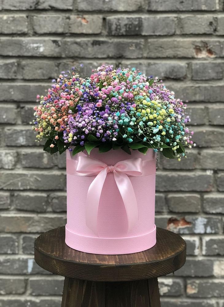 Цветочная композиция из Гипсофила и Розы в шляпной коробке в Новочебоксарске