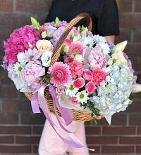 Цветочная композиция из Розы, Хризантемы, Пионы и Лизиантусы в корзине в Новочебоксарске