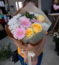Букет цветов из:  Герберы, Розы и Хризантемы в Новочебоксарске