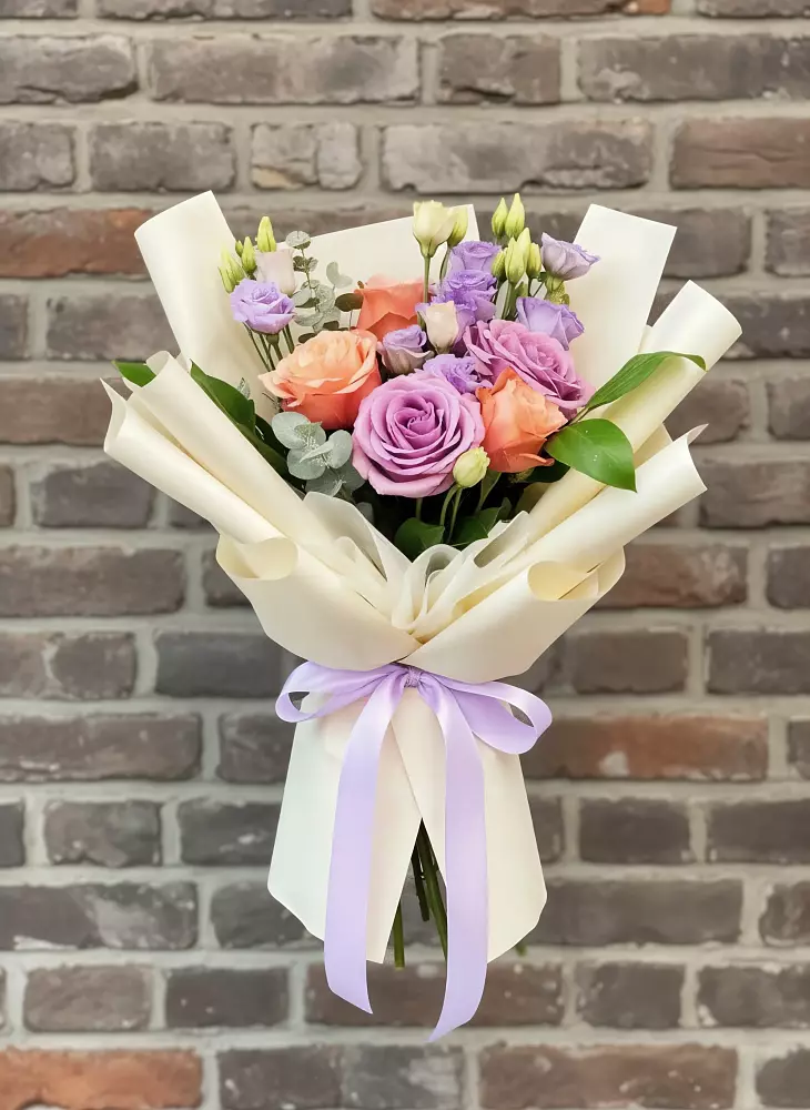 Букет цветов из: Лизиантусы и Розы в Новочебоксарске