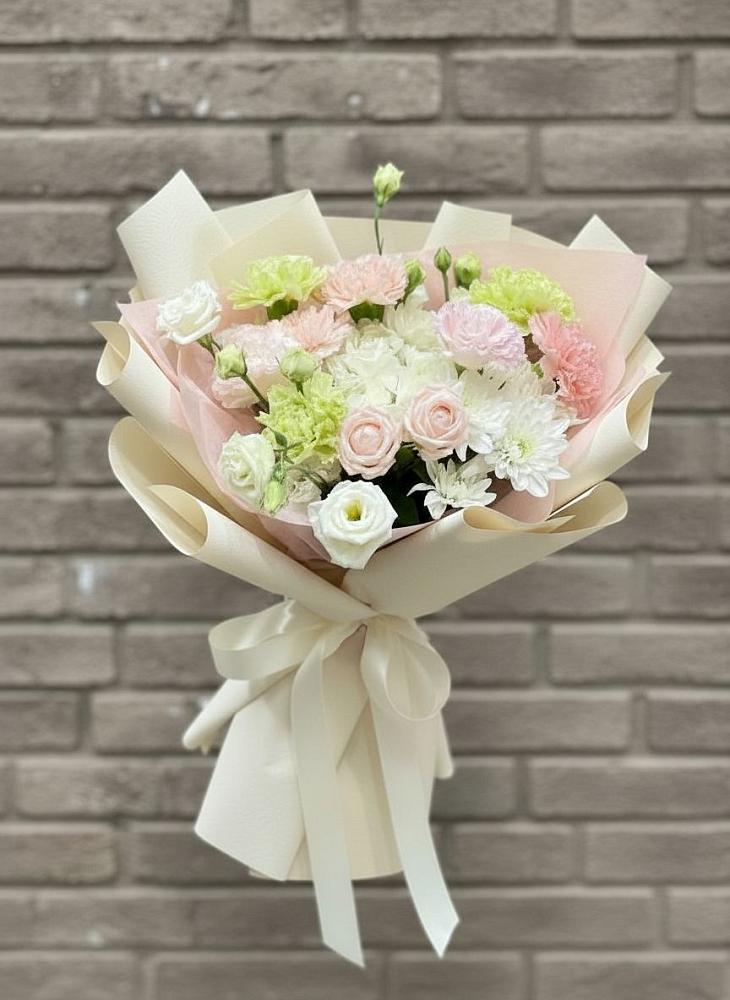 Букет цветов из: Гвоздики, Розы, Лизиантусы и Хризантемы в Новочебоксарске