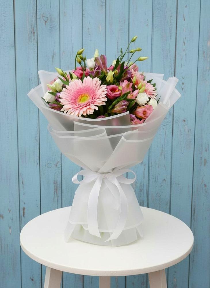 Букет цветов из: Герберы, Альстромерии и Лизиантусы в Новочебоксарске