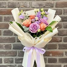 Букет цветов из:  Лизиантусы и Розы в Новочебоксарске