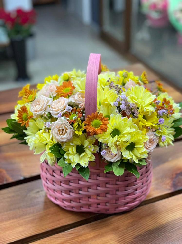 Цветочная композиция из Хризантемы и Розы в корзине в Новочебоксарске