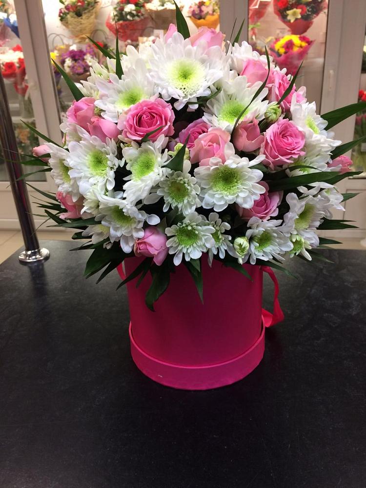 Цветочная композиция из Розы и Хризантемы в шляпной коробке в Новочебоксарске