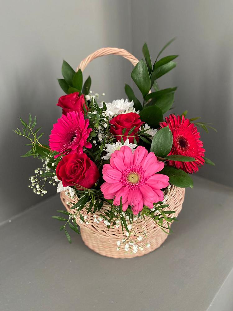 Цветочная композиция из Розы, Хризантемы и Герберы в корзине в Новочебоксарске