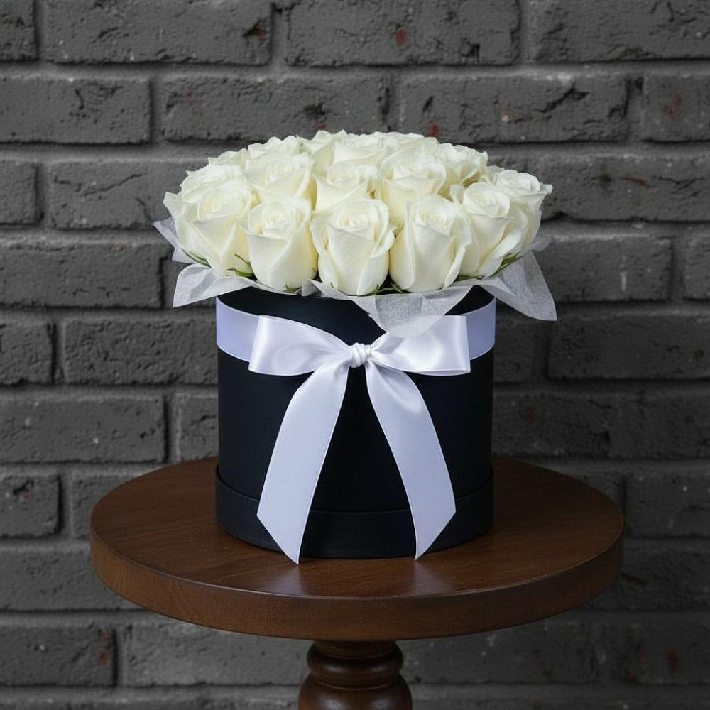 Цветочная композиция из Розы в шляпной коробке в Новочебоксарске