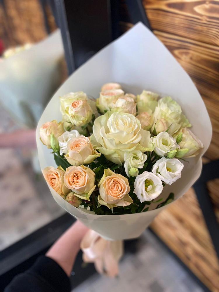 Букет цветов из: Розы и Лизиантусы в Новочебоксарске